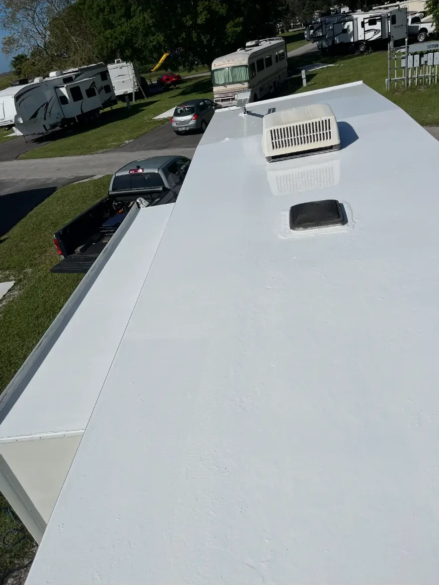 Bright white RV roof after Van-Van cleaning and restoration