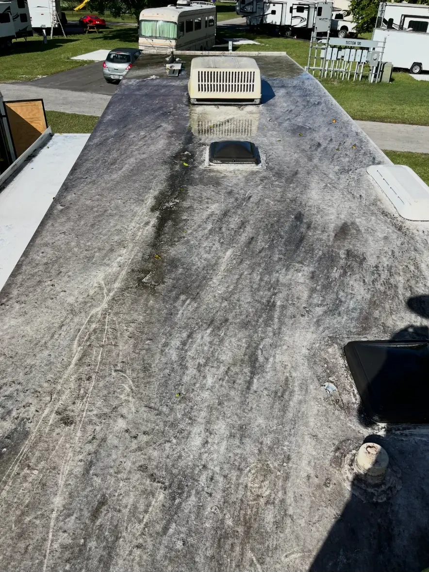 Weathered RV roof before Van-Van cleaning and restoration